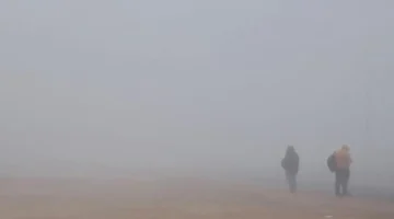 شبورة مائية كثيفة تغلق الطرق الزراعية صباح الغد وتزيد مخاطر الحوادث